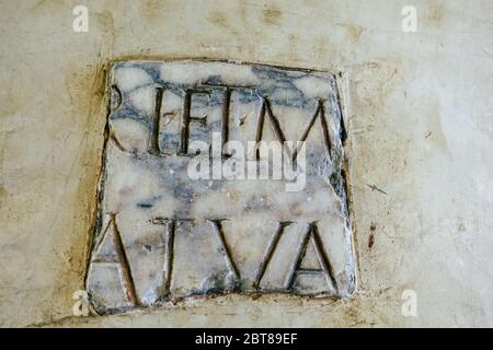 Sutri Italien September 27, 2019 Nahaufnahme der archäologischen dekorativen Überreste des antiken Roms in den Straßen der mittelalterlichen Stadt Sutri Stockfoto