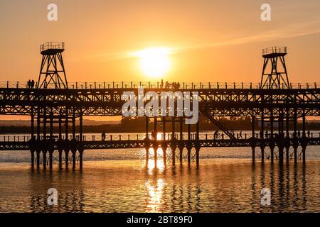 Bergbaupier bekannt als Tinto Dock bei Sonnenuntergang 'Muelle del Tinto'. Dies ist eines der Überreste, die die Engländer in Huelva hinterlassen haben. Stockfoto