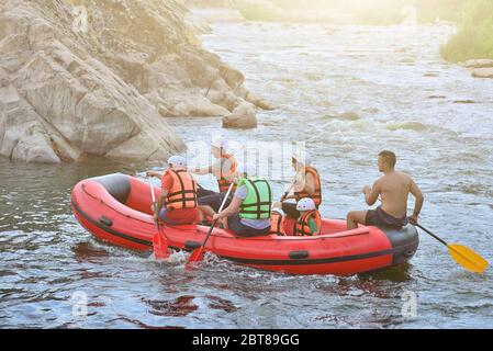 Ukraine Migea. 12. Juni 2018. Pivdenny Buh. Eine Gruppe von Menschen macht Rafting in den Wassern des Flusses. White Water Rafting Stockfoto