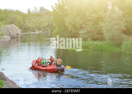 Ukraine Migea. 12. Juni 2018. Pivdenny Buh. Eine Gruppe von Menschen macht Rafting in den Wassern des Flusses. White Water Rafting Stockfoto