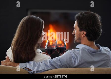 Nahaufnahme des jungen Paares zu trinken Wein vor offenem Feuer am Valentinstag Liebe Leidenschaft Konzept Stockfoto