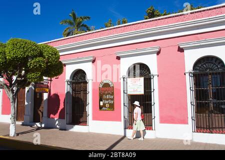 Restaurant in Old Town District, Mazatlan, Sinaloa State, Mexiko (Model released) Stockfoto
