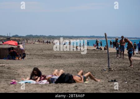 Rom, Italien. Mai 2020. Coronavirus 'Phase 2': Viele Menschen gehen am Strand von Ostia, im südlichen Stadtteil von Rom, Italien. (Foto: Davide Fracassi/Pacific Press) Quelle: Pacific Press Agency/Alamy Live News Stockfoto