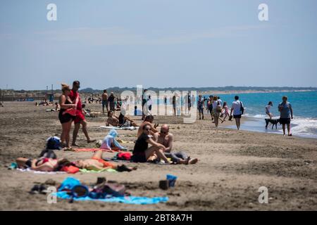 Rom, Italien. Mai 2020. Coronavirus 'Phase 2': Viele Menschen gehen am Strand von Ostia, im südlichen Stadtteil von Rom, Italien. (Foto: Davide Fracassi/Pacific Press) Quelle: Pacific Press Agency/Alamy Live News Stockfoto