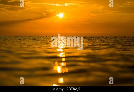 Erstaunliche Meer Sonnenuntergang am Strand, Sonne, Wellen, Wolken Stockfoto
