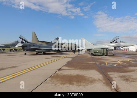 Eurofighter EF-2000 Taifune der österreichischen Luftwaffe (7L-WD & 7L-WE) mit ihrem Lockheed C-130K Hercules-Hilfsflugzeug (8T-CA) bei RAF Leuchars in Fife. Stockfoto