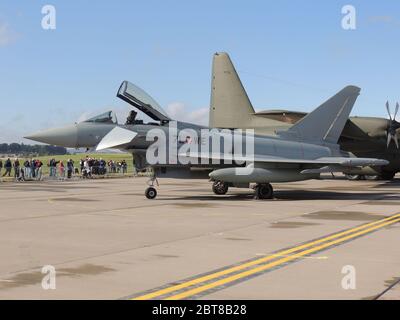 7L-WE, ein Eurofighter EF-2000 Typhoon der österreichischen Luftwaffe, bei RAF Leuchars in Fife, Schottland. Stockfoto