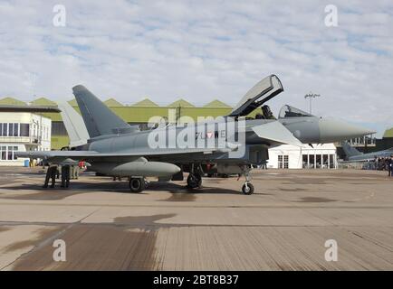 7L-WE, ein Eurofighter EF-2000 Typhoon der österreichischen Luftwaffe, bei RAF Leuchars in Fife, Schottland. Stockfoto