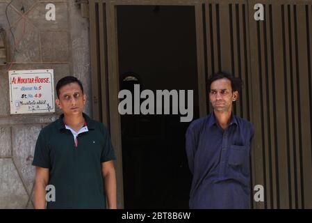 Lahore, Pakistan. Mai 2020. Pakistanische Verwandte von Anum Maqsood, Fluggastgeberin, Opfer eines Flugzeugabsturzes, kamen bei ihr zu Hause an, einen Tag nachdem ein Flugzeug der Pakistan International Airlines in einem Wohngebiet in Karatschi' in Lahore abgestürzt war. Einer der beiden Menschen, die einen Flugzeugabsturz in Pakistan überleben, bei dem 97 Menschen getötet wurden, hat beschrieben, aus dem brennenden Wrack des Flugzeugs zu springen, nachdem es in eine Wohngegend geschleudert wurde. (Foto von Rana Sajid Hussain/Pacific Press) Quelle: Pacific Press Agency/Alamy Live News Stockfoto