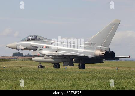 7L-WE, ein Eurofighter EF-2000 Typhoon der österreichischen Luftwaffe, bei RAF Leuchars in Fife, Schottland. Stockfoto