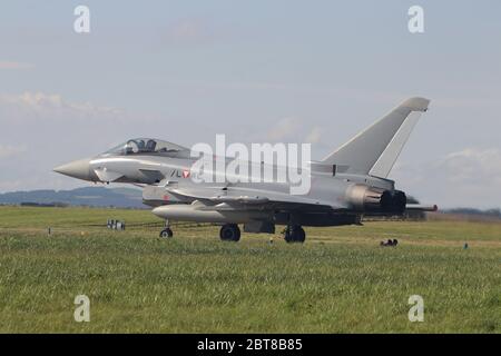 7L-WE, ein Eurofighter EF-2000 Typhoon der österreichischen Luftwaffe, bei RAF Leuchars in Fife, Schottland. Stockfoto