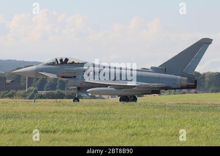 7L-WE, ein Eurofighter EF-2000 Typhoon der österreichischen Luftwaffe, bei RAF Leuchars in Fife, Schottland. Stockfoto