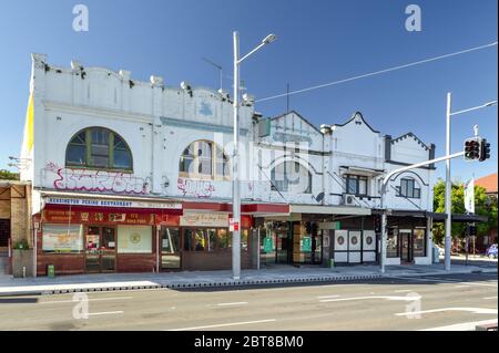 Leere Geschäfte und Geschäfte auf Anzac Parade in Kensington, Sydney, Australien, während der COVID-19 Coronavirus Pandemie 2020. Normalerweise eine geschäftige und geschäftige Durchgangsstraße, die Straße sieht leer von Menschen und Verkehr während der sozialen Distanzierung Sperrung. Im Bild: Ein Streifen mit fünf Restaurants und Geschäften in der Anzac Parade 172-180 an der nordöstlichen Ecke seiner Kreuzung mit Todman Avenue in Kensington. Stockfoto