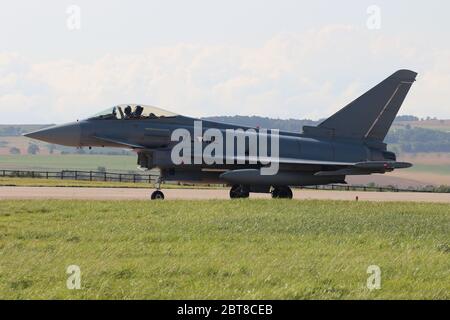 7L-WE, ein Eurofighter EF-2000 Typhoon der österreichischen Luftwaffe, bei RAF Leuchars in Fife, Schottland. Stockfoto