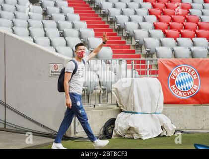 München, Deutschland, 23. Mai 2020, Robert LEWANDOWSKI, FCB 9 mit Mundschutz beim Spiel 1.Bundesliga FC BAYERN MÜNCHEN - EINTRACHT FRANKFURT in der Saison 2019/2020 am 27.Spieltag. © Peter Schatz / Pool / Alamy Live News - DFL-BESTIMMUNGEN VERBIETEN DIE VERWENDUNG VON FOTOS als BILDSEQUENZEN und/oder QUASI-VIDEO - Nationale und internationale Nachrichtenagenturen DÜRFEN NUR redaktionell verwendet werden Stockfoto