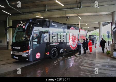 München, Deutschland, 23. Mai 2020, Mannschaftsbus bei Ankunft beim Spiel 1.Bundesliga FC BAYERN MÜNCHEN - EINTRACHT FRANKFURT 5-2 in der Saison 2019/2020 am 27.Spieltag. © Peter Schatz / Pool / Alamy Live News - DFL-BESTIMMUNGEN VERBIETEN DIE VERWENDUNG VON FOTOS als BILDSEQUENZEN und/oder QUASI-VIDEO - Nationale und internationale Nachrichtenagenturen DÜRFEN NUR redaktionell verwendet werden Stockfoto