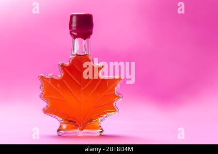 Kanadischer Ahornsirup in Ahornblatt geformter Glasflasche Stockfoto