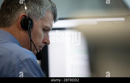 Cape Canaveral, Florida, USA. Mai 2020. Steve Stich, stellvertretender Manager des NASA Commercial Crew Program, überwacht den Countdown während einer Generalprobe in Vorbereitung auf den Start einer SpaceX Falcon 9 Rakete, die das Crew Dragon Raumschiff des Unternehmens auf der NASA SpaceX Demo-2 Mission mit den NASA Astronauten Robert Behnken und Douglas Hurley an Bord trägt, am 23. Mai, 2020, im Feuerraum vier des Launch Control Center am Kennedy Space Center der NASA in Florida. Quelle: UPI/Alamy Live News Stockfoto