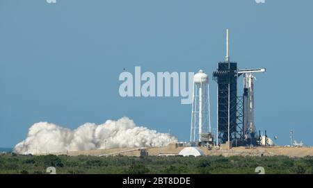 Cape Canaveral, Florida, USA. Mai 2020. Eine SpaceX Falcon 9 Rakete mit dem Raumschiff Crew Dragon an Bord wird auf der Startrampe beim Launch Complex 39A während eines kurzen statischen Brandtests vor der NASA-Mission SpaceX Demo-2 am 22. Mai 2020 im Kennedy Space Center der NASA in Florida gesehen. Die NASA SpaceX Demo-2 Mission ist der erste Start mit Astronauten der SpaceX Crew Dragon Raumsonde und Falcon 9 Rakete zur Internationalen Raumstation als Teil des Commercial Crew Programms der Agentur. Der Testflug dient als End-to-End-Demonstration des Crew-Transportsystems von SpaceX. Stockfoto