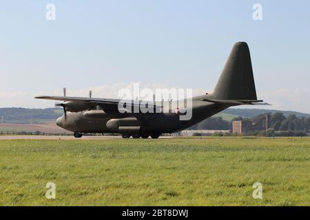 8T-CA, eine Lockheed C-130K Hercules, die von der österreichischen Luftwaffe betrieben wird, bei RAF Leuchars in Fife, Schottland Stockfoto