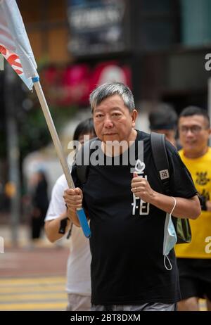 Hongkong, China. Mai 2020. HONGKONG, HONGKONG SAR, CHINA: 24. MAI 2020. Mit dem Verbot der Veranstaltung am 4. Juni 1989 nehmen die Menschen an einem 10 km langen Lauf zum 31. Jahrestag der Demokratischen Bewegung in China Teil, der mit dem Vorfall auf dem Platz des Himmlischen Friedens endete. Der Lauf nimmt Orte von Bedeutung für den Kampf für Demokratie in Hongkong ein.LEE CHEUK-YAN, 63, ehemaliger Gesetzgeber und einer der verhafteten "Demokratie 15", tritt dem Lauf bei.Alamy Live News/Jayne Russell Credit: Jayne Russell/Alamy Live News Stockfoto