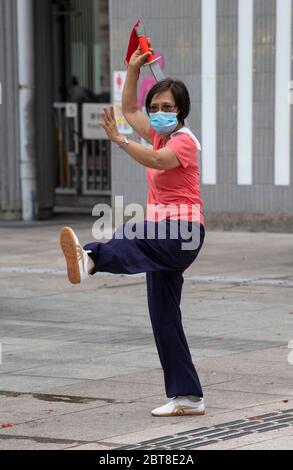 Hongkong, Hongkong, China. Mai 2020. Die Damen im Victoria Park hong Kong üben morgens als erstes ihr Tai Chi Schwert.mit der sozialen Distanzierung, die sich lockert, füllen sich die Parks mit Menschen, die gerne etwas Bewegung bekommen. Kredit: Jayne Russell/ZUMA Wire/Alamy Live News Stockfoto