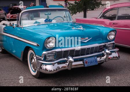 TORONTO, KANADA - 08 18 2018: Wunderschöne blaue 1956 Chevrolet Bel Air Cabrio Oldtimer Auto auf dem Display an der Open-Air-Auto-Show Räder auf dem Stockfoto