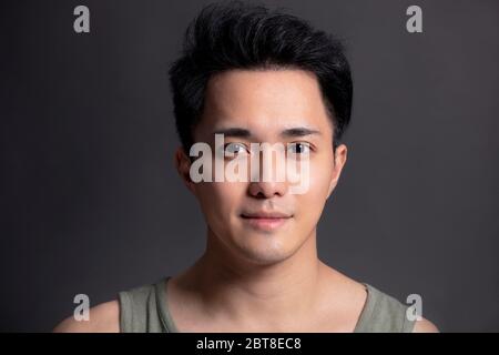 Nahaufnahme Porträt von jungen lächelnden schönen Mann Stockfoto