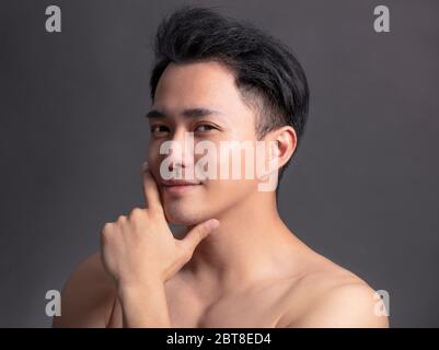 Nahaufnahme Porträt von jungen lächelnden schönen Mann Gesicht Stockfoto