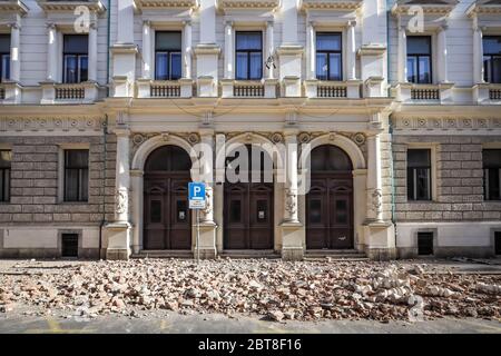 Zagreb, Kroatien - 15. April 2020 : Schäden Gebäude des Landgerichts in der Innenstadt nach einem starken Erdbeben von 5.5 auf der Richterskala in Zagreb, Kroatien Stockfoto