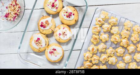Hausgemachte Rose kurze Brot Cookies auf weißen Holztisch mit Platz für Text kopieren - Lebensmittel und Lifestyle-Bild. Stockfoto