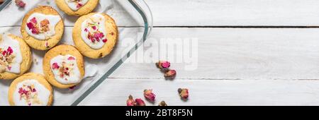 Hausgemachte Rose kurze Brot Cookies auf weißen Holztisch mit Platz für Text kopieren - Lebensmittel und Lifestyle-Bild. Stockfoto