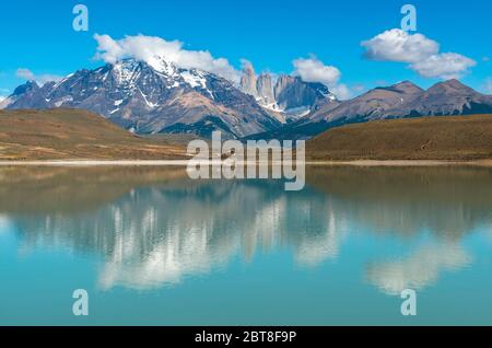 Spiegelung der Torres del Paine in der Laguna Amarga, Torres del paine Nationalpark, Puerto Natales, Patagonien, Chile. Stockfoto