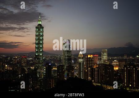 Taipei / Taiwan - 12. Dezember 2018: Nächtliche Landschaftsansicht des Wolkenkratzers Taipei 101 und der Stadtansicht Taipei mit Sonnenuntergang vom Elephant Mountain Stockfoto