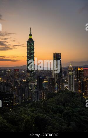 Taipei / Taiwan - 12. Dezember 2018: Nächtliche Landschaftsansicht des Wolkenkratzers Taipei 101 und der Stadtansicht Taipei mit Sonnenuntergang vom Elephant Mountain Stockfoto