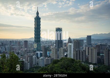 Taipei / Taiwan - 12. Dezember 2018: Nächtliche Landschaftsansicht des Wolkenkratzers Taipei 101 und der Stadtansicht Taipei mit Sonnenuntergang vom Elephant Mountain Stockfoto