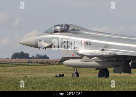 7L-WE, ein Eurofighter EF-2000 Typhoon der österreichischen Luftwaffe, bei RAF Leuchars in Fife, Schottland. Stockfoto