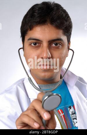 Mumbai, Maharashtra, Indien, Asien, Sep. 24, 2007 - Indian Asian Junge und selbstbewusste männliche Arzt Porträt erfolgreiche Arzt Karriere Konzept Stockfoto