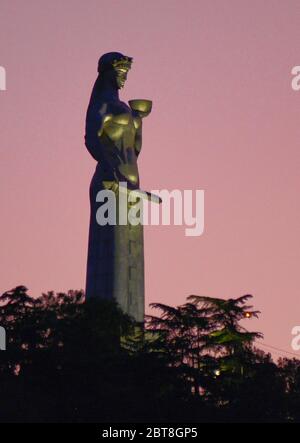 Tbilisi: Sonnenuntergang über Kartlis Deda Denkmal, Republik Georgien Stockfoto