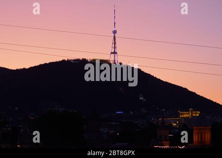 Tiflis: Berg Mtasminda und Fernsehturm bei Sonnenuntergang. Republik Georgien Stockfoto