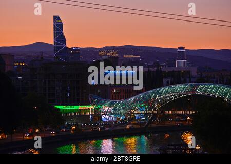 Tiflis: Sonnenuntergang über der Brücke des Friedens und Kura (Republik Georgien) Stockfoto