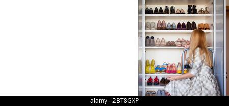 Frau, die Schuhe auf Ihrem Schrank für Schuhe. Stockfoto