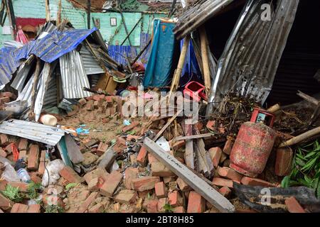 Kalkutta, Indien. Januar 2014. Trümmer eines zerbrochenen Hauses, das zwei Personen tötete, die während der Nachwirkungen gesehen wurden.Zyklon Amphan traf Westbengalen mit einer Geschwindigkeit von 150 km/h und ließ 19 Menschen tot mit mehr als 1000 Bäumen entwurzelt zusammen mit elektrischen Masten, Verkehrsschildern und vielen Fahrzeugen beschädigt. Strom- und Mobilfunknetze wurden unterbrochen, aber nach 72 Stunden in einigen Gebieten wieder hergestellt. Quelle: SOPA Images Limited/Alamy Live News Stockfoto