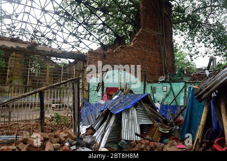 Kalkutta, Indien. Januar 2014. Trümmer eines zerbrochenen Hauses, das zwei Personen tötete, die während der Nachwirkungen gesehen wurden.Zyklon Amphan traf Westbengalen mit einer Geschwindigkeit von 150 km/h und ließ 19 Menschen tot mit mehr als 1000 Bäumen entwurzelt zusammen mit elektrischen Masten, Verkehrsschildern und vielen Fahrzeugen beschädigt. Strom- und Mobilfunknetze wurden unterbrochen, aber nach 72 Stunden in einigen Gebieten wieder hergestellt. Quelle: SOPA Images Limited/Alamy Live News Stockfoto