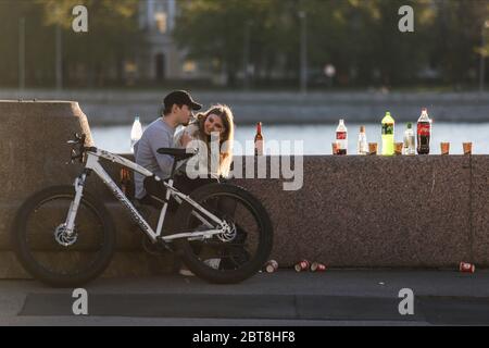 Sankt Petersburg, Russland. Mai 2020. Ein Paar entspannt und genießt an einem sonnigen Tag am Ufer der Neva. Russland hat mindestens 335882 Fälle und 3388 Todesfälle durch die COVID-19-Krankheit registriert Kredit: SOPA Images Limited / Alamy Live News Stockfoto