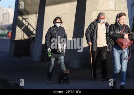 Sankt Petersburg, Russland. Mai 2020. Rentner, die Gesichtsmasken als Schutzmaßnahme tragen, gehen entlang des Neva-Böschungsumwegens. Russland hat mindestens 335882 Fälle und 3388 Todesfälle durch die COVID-19-Krankheit registriert Kredit: SOPA Images Limited / Alamy Live News Stockfoto