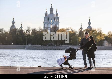 Sankt Petersburg, Russland. Mai 2020. Ein Paar genießt die Sonne am Neva-Ufer an einem warmen und sonnigen Tag. Russland hat mindestens 335882 Fälle und 3388 Todesfälle durch die COVID-19-Krankheit registriert Kredit: SOPA Images Limited / Alamy Live News Stockfoto