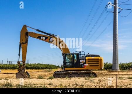 Ein Bagger, der bereit ist, auf der Umstrecke des Highway 132 in Modesto, Kalifornien, USA, zu arbeiten Stockfoto