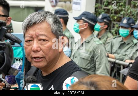 Hongkong, Hongkong, China. Mai 2020. Mit dem Verbot der Veranstaltung am 4. Juni 1989 nehmen die Menschen an einem 10 km langen Lauf zum 31. Jahrestag der Demokratischen Bewegung in China Teil, der mit dem Vorfall auf dem Platz des Himmlischen Friedens endete. Der Lauf nimmt Orte an, die für den Kampf für Demokratie in Hongkong von Bedeutung sind.LEE CHEUK-YAN (c), ehemaliger Gesetzgeber und einer der festgenommenen "Demokratie 15", spricht vor dem Verbindungsbüro der Zentralvolksregierung in Hongkong, Sai Yin Pun. Die Polizei macht ihre Präsenz spürbar. Kredit: Jayne Russell/ZUMA Wire/Alamy Live News Stockfoto