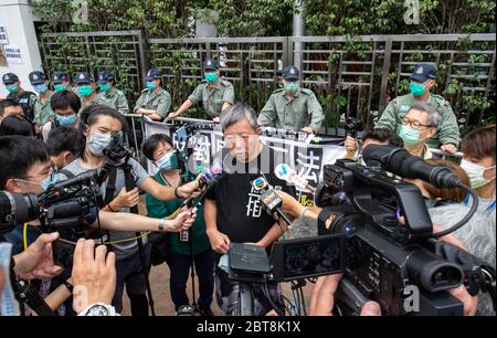 Hongkong, Hongkong, China. Mai 2020. Mit dem Verbot der Veranstaltung am 4. Juni 1989 nehmen die Menschen an einem 10 km langen Lauf zum 31. Jahrestag der Demokratischen Bewegung in China Teil, der mit dem Vorfall auf dem Platz des Himmlischen Friedens endete. Der Lauf nimmt Orte an, die für den Kampf für Demokratie in Hongkong von Bedeutung sind.LEE CHEUK-YAN (c), ehemaliger Gesetzgeber und einer der festgenommenen "Demokratie 15", spricht vor dem Verbindungsbüro der Zentralvolksregierung in Hongkong, Sai Yin Pun. Die Polizei macht ihre Präsenz spürbar. Kredit: Jayne Russell/ZUMA Wire/Alamy Live News Stockfoto